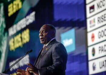 נשיא דרום אפריקה סיריל רמפוסה נואם לאחר ההכרזה על תוצאות הבחירות