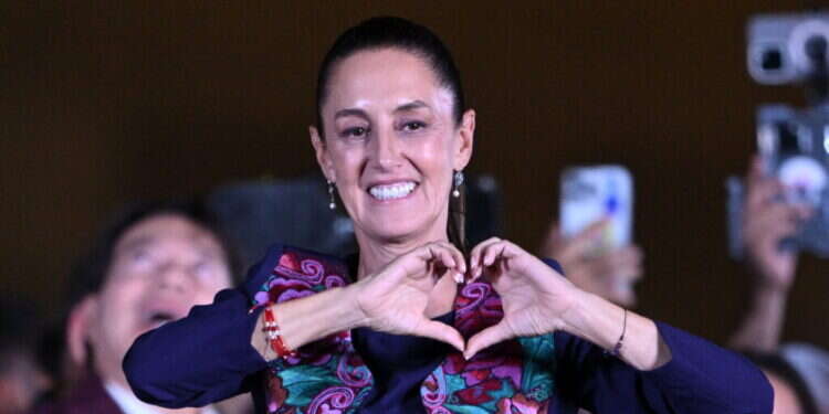 קלאודיה שיינבאום, הנשיאה החדשה של מקסיקו חוגג, את תוצאות הבחירות. צילום: AFP תוצאות ראשוניות: המועמדת היהודייה נבחרה לנשיאת מקסיקו