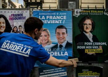מודעה פוליטית מציגה את ז'ורדן ברדלה ומרין לה פן בצרפת
