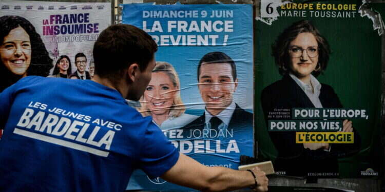 מודעה פוליטית מציגה את ז'ורדן ברדלה ומרין לה פן בצרפת