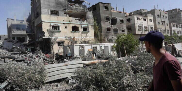 בין מחזיקי החטופים ששוחררו: רופא ועיתונאי אל ג'זירה