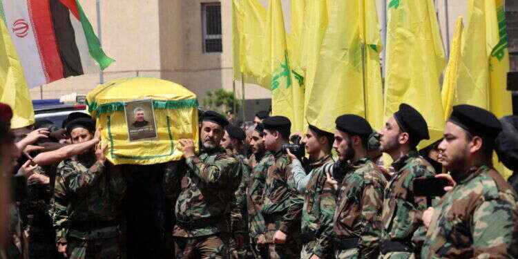 הלווייתו של אבו־טאלב בביירות, שלשום. צילום: איי.אף.פי הלווייתו של אבו־טאלב בביירות, שלשום. צילום: איי.אף.פי