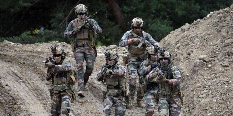 צרפת מעמיקה את החרם על חברות ישראליות בתערוכת הנשק