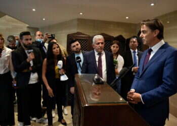 הוכשטיין עם עיתונאים בביירות, השבוע. צילום: איי.אף.פי