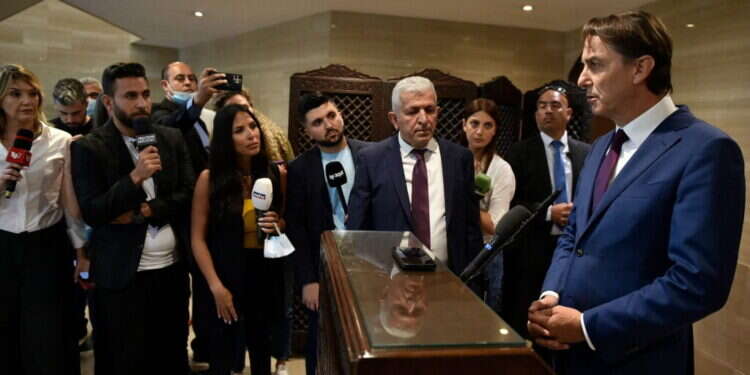 הוכשטיין עם עיתונאים בביירות, השבוע. צילום: איי.אף.פי הוכשטיין עם עיתונאים בביירות, השבוע. צילום: איי.אף.פי