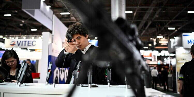 תערוכת הנשק יורוסאטורי בצרפת