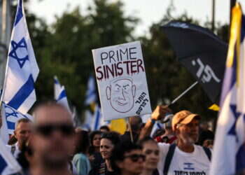 איש לא נדרש להסביר את ההסתה. מפגינים נגד נתניהו במחאה בירושלים. צילום: איי.אף.פי