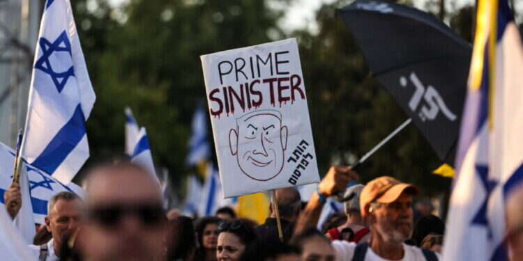 איש לא נדרש להסביר את ההסתה. מפגינים נגד נתניהו במחאה בירושלים. צילום: איי.אף.פי