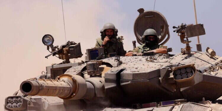 חיילי שריון בעזה. צילום: AFP דכדוך קיבוצי בשירות האויב