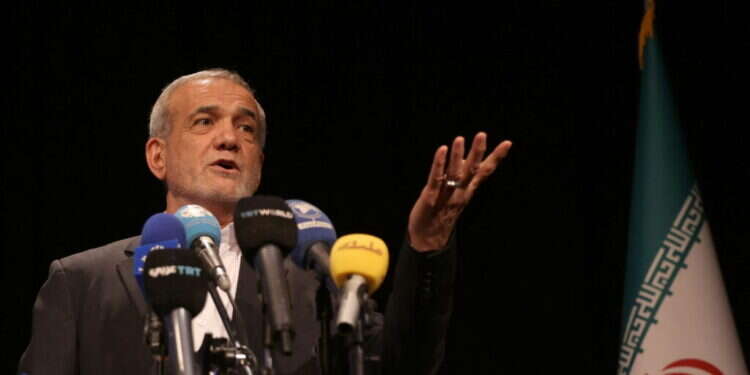 גם הוא נפסל בעבר. נשיא איראן הנבחר, מסעוד פזשכיאן. צילום: AFP גם הוא נפסל בעבר. נשיא איראן הנבחר, מסעוד פזשכיאן. צילום: AFP