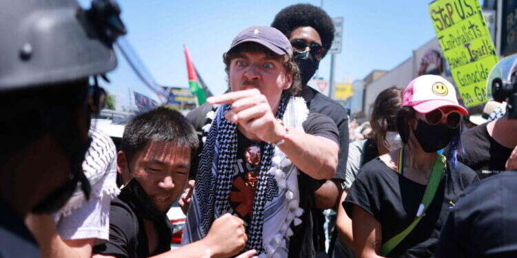 תומכי חמאס בהפגנה האלימה נגד יהודים בלוס אנג'לס. צילום: DAVID SWANSON / AFP כל ישראל היא "התנחלות": התנועה מאחורי ההפגנה האלימה בארה"ב