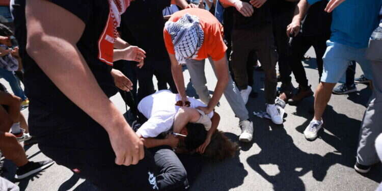 תומכי חמאס עטויי כאפיות מכים יהודי מחוץ לבית כנסת בלוס אנג'לס. צילום: AFP אנטישמיות ארה"ב אמריקה