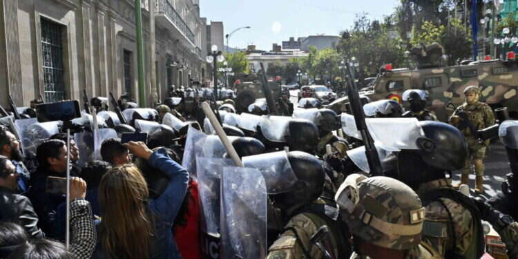 הפיכה צבאית או הצגה להמונים? חיילי בוליביה הסתערו על ארמון הממשלה ונסוגו