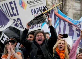 חוויאר מיילי מניף מסור חשמלי במהלך עצרת בחירות בלה־ פלאטה, ארגנטינה, ספטמבר 2023. צילום: איי.פי