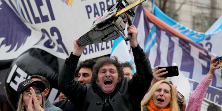 חוויאר מיילי מניף מסור חשמלי במהלך עצרת בחירות בלה־ פלאטה, ארגנטינה, ספטמבר 2023. צילום: איי.פי חוויאר מיילי מניף מסור חשמלי במהלך עצרת בחירות בלה־ פלאטה, ארגנטינה, ספטמבר 2023. צילום: איי.פי