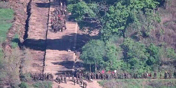 חיילים צפון קוריאנים חוצים את קו הגבול ונכנסים לאזור המפורז שבין צפון קוריאה לדרום קוריאה. צילום: משרד הביטחון הדרום קוריאני "הפלישה הקוריאנית": איך חצו חיילים את הגבול השמור ביותר בעולם