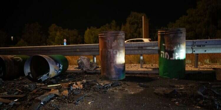 התאונה שבה נהרגו שוטר ועובד, כשפינו חביות מכביש לאחר שנחסם בשל המחאה נגד הממשלה, 20.4.24. צילום: דוברות המשטרה חסימות הכבישים של מפגיני קפלן עולות בדם