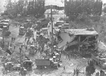 זירת פיצוץ מכונית התופת ליד מפקדת צה"ל בעיר צור, 1983. צילום: נתי הרניק, לע"מ