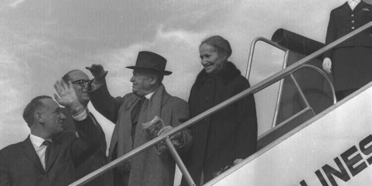 "טעו לחשוב שתכלית הציונות אסיפות, ותכלית אסיפות נאומים, ותכלית נאומים תעמולה". עגנון ממריא לטקס קבלת פרס נובל, 1966. צילום: משה מילנר, לע"מ