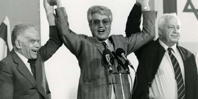 לוי עם שרון ושמיר, 1986. צילום: משה שי, פלאש 90 לוי עם שרון ושמיר, 1986. צילום: משה שי, פלאש 90