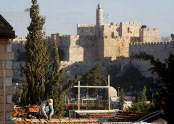 שכונת משכנות שאננים, על רקע חומות העיר העתיקה בירושלים. צילום: מרים אלסטר, פלאש 90 יום ירושלים: מסלולי טיולים בעקבות הלוחמים ששחררו את העיר