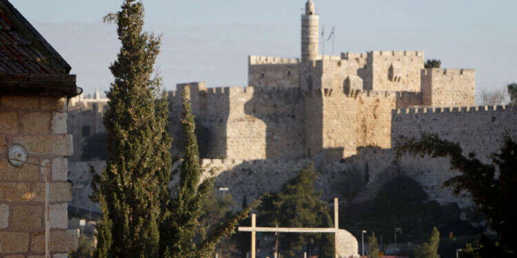 שכונת משכנות שאננים, על רקע חומות העיר העתיקה בירושלים. צילום: מרים אלסטר, פלאש 90 יום ירושלים: מסלולי טיולים בעקבות הלוחמים ששחררו את העיר