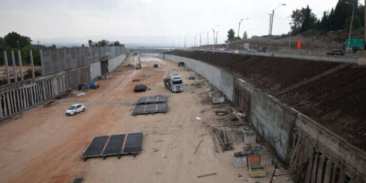סלילת כביש 6 סמוך לצומת אלונים, 2018. צילום: ענבל חרמוני, פלאש 90 סלילת כביש 6 סמוך לצומת אלונים, 2018. צילום: ענבל חרמוני, פלאש 90