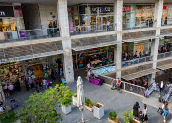 קניון רמות בירושלים. צילום: אוליבייה פיטוסי, פלאש 90 פוטר מהעבודה וחזר לנקום: עובד בקניון מואשם בתקיפת חברו לחנות