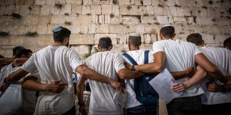 יום ירושלים בכותל המערבי. צילום: יונתן זינדל - פלאש 90 יום ירושלים בכותל המערבי. צילום: יונתן זינדל - פלאש 90