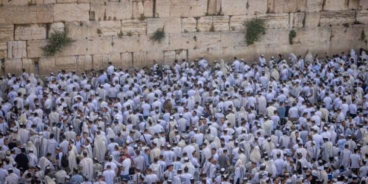 תפילת שחרית בכותל, יום ירושלים 2022. צילום: יונתן זינדל - פלאש 90 תפילת שחרית בכותל, יום ירושלים 2022. צילום: יונתן זינדל - פלאש 90
