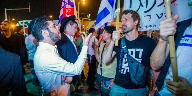 הפגנות בבני־ברק נגד התקצוב לחרדים. צילום: פלאש 90 הפגנות בבני־ברק נגד התקצוב לחרדים. צילום: פלאש 90