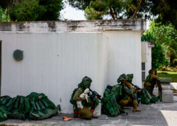 חיילים בקיבוץ כפר־עזה, 10 באוקטובר 2023. צילום: חיים גולדברג, פלאש 90 חיילים בקיבוץ כפר־עזה, 10 באוקטובר 2023. צילום: חיים גולדברג, פלאש 90