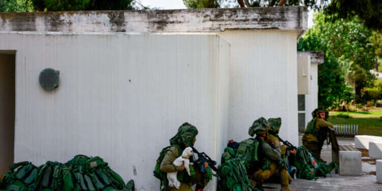 חיילים בקיבוץ כפר־עזה, 10 באוקטובר 2023. צילום: חיים גולדברג, פלאש 90 חיילים בקיבוץ כפר־עזה, 10 באוקטובר 2023. צילום: חיים גולדברג, פלאש 90