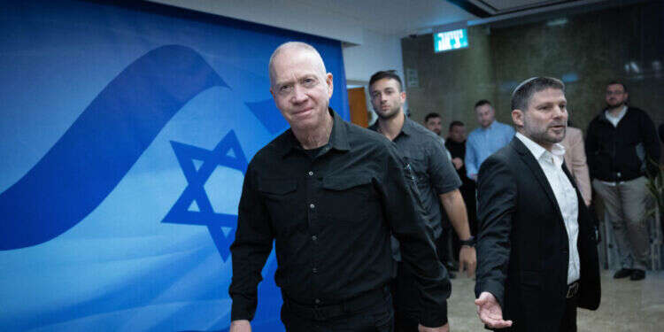 השרים סמוטריץ' וגלנט מחוץ לישיבת הקבינט. צילום: יונתן זינדל, פלאש 90 הקבינט דן בצעדי תגובה לרשות הפלסטינית – אך ההחלטה נדחתה