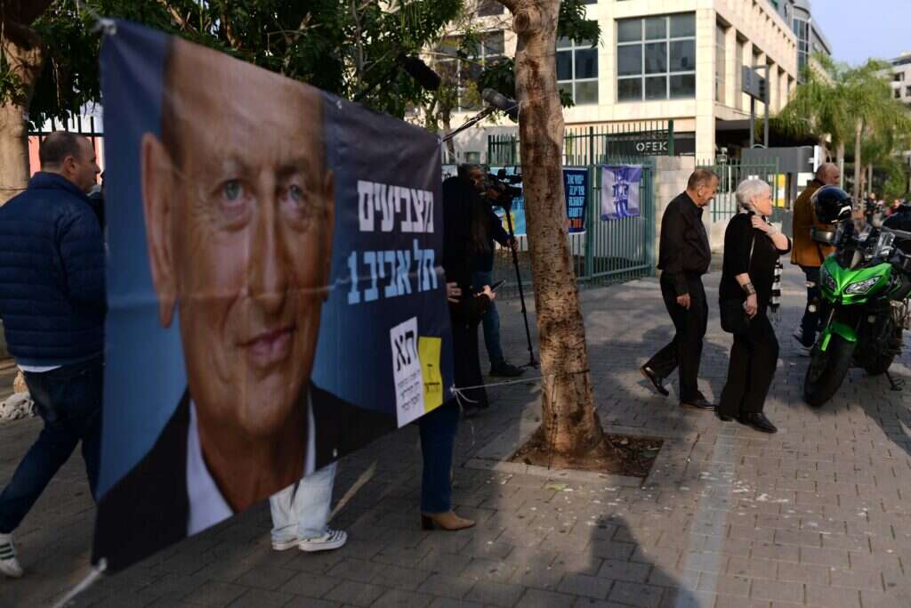 צירף את הנציגות הדתית לקואליציה העירונית. שלטי הבחירות של ראש עיריית תל־אביב, רון חולדאי. צילום: תומר נויברג, פלאש 90 צירף את הנציגות הדתית לקואליציה העירונית. שלטי הבחירות של ראש עיריית תל־אביב, רון חולדאי. צילום: תומר נויברג, פלאש 90