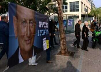 צירף את הנציגות הדתית לקואליציה העירונית. שלטי הבחירות של ראש עיריית תל־אביב, רון חולדאי. צילום: תומר נויברג, פלאש 90 צירף את הנציגות הדתית לקואליציה העירונית. שלטי הבחירות של ראש עיריית תל־אביב, רון חולדאי. צילום: תומר נויברג, פלאש 90