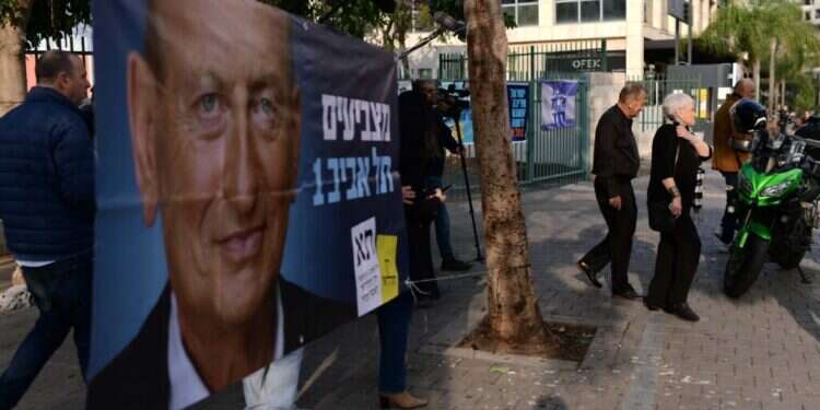 צירף את הנציגות הדתית לקואליציה העירונית. שלטי הבחירות של ראש עיריית תל־אביב, רון חולדאי. צילום: תומר נויברג, פלאש 90