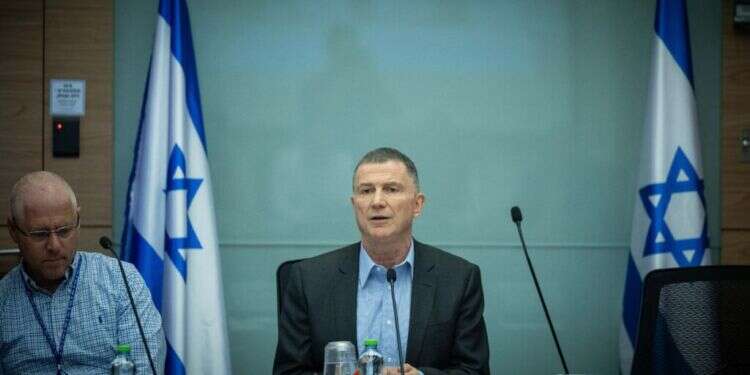 ישיבת ועדת חוץ וביטחון בכנסת בנושא חוק הגיוס, בחודש שעבר. צילום: יונתן זינדל, פלאש 90 הרב תמיר גרנות בכנסת: "חוק הגיוס צריך להיקרא 'חוק לימוד תורה'"
