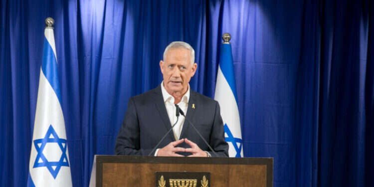 בני גנץ. צילום: מרים אלסטר/פלאש90 גנץ פורש מהממשלה: "נתניהו מונע מאיתנו להתקדם לניצחון אמיתי"