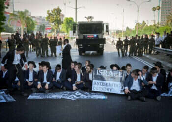 מפגינים חרדים בירושלים נגד חוק הגיוס, בזמן הדיון בבג"ץ