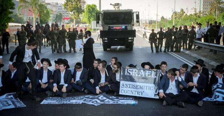 מפגינים חרדים בירושלים נגד חוק הגיוס, בזמן הדיון בבג מפגינים חרדים בירושלים נגד חוק הגיוס, בזמן הדיון בבג"ץ