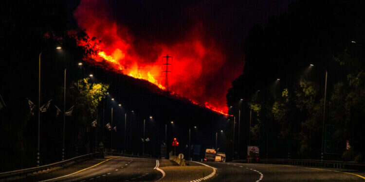 קריית שמונה בוערת, 3 ביוני 2024. צילום: אייל מרכולין - פלאש 90
