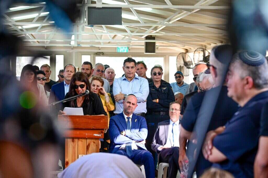 אורלי לוי־אבקסיס בהלוויה, ביום שני בבית־שאן. צילום: מיכאל גלעדי, פלאש 90