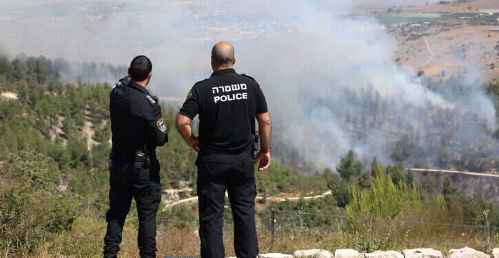 שרפה ביער ביריה הסמוך לצפת, שנגרמה כתוצאה מירי טילי חיזבאללה. צילום: דוד כהן, פלאש 90 הפקרת הצפון: השריפות יכולות להיות העילה למלחמה כוללת