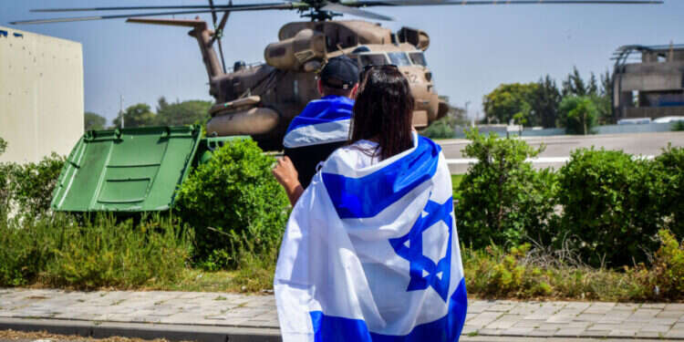 מסוק החטופים בבית החולים שיבא. צילום: אבשלום ששוני, פלאש 90 מסוק החטופים בבית החולים שיבא. צילום: אבשלום ששוני, פלאש 90