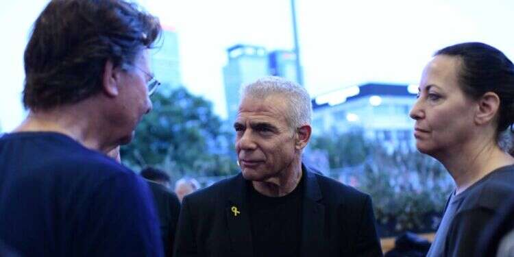 ראש האופוזיציה יאיר לפיד, אתמול. צילום: תומר נויברג, פלאש 90 אב החטוף ביקש מלפיד ממשלת אחדות: "כולנו רוצים אותו דבר"