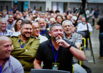 עופר וינטר בכנס "זמן הכרעה", מסמן כי נאסר עליו לדבר. צילום: אבשלום ששוני, פלאש 90