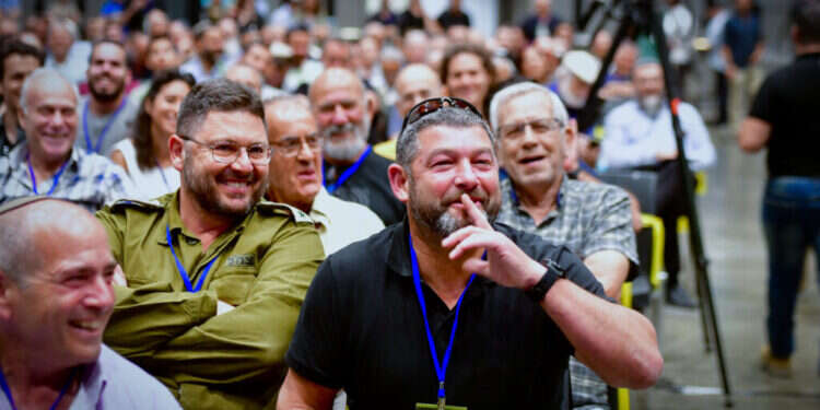 עופר וינטר בכנס  עופר וינטר בכנס "זמן הכרעה", מסמן כי נאסר עליו לדבר. צילום: אבשלום ששוני, פלאש 90