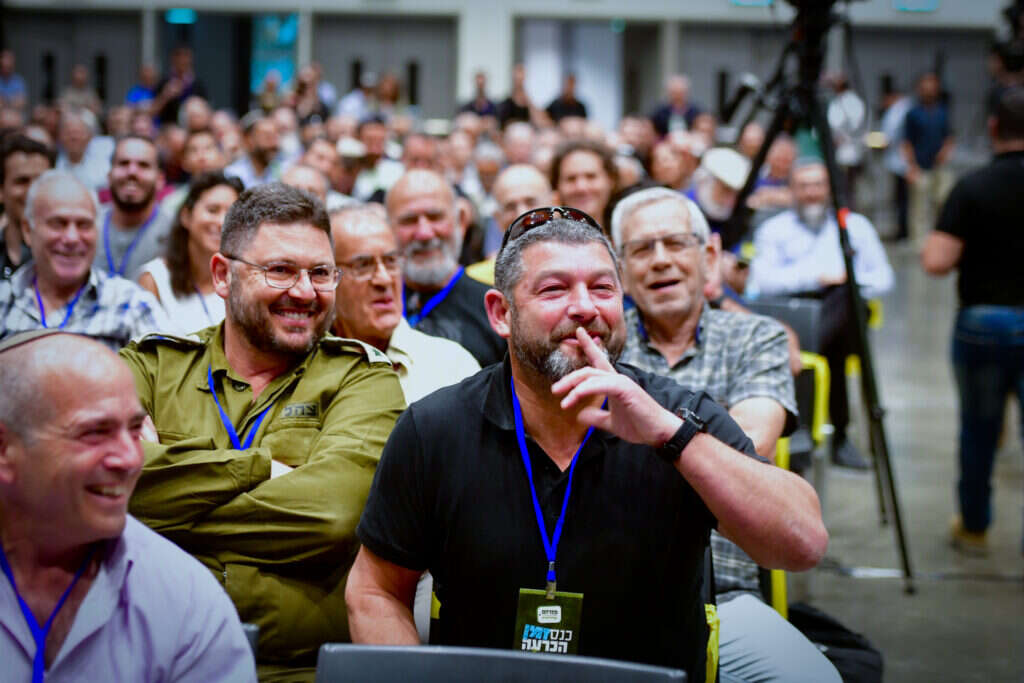 עופר וינטר בכנס "זמן הכרעה", מסמן כי נאסר עליו לדבר. צילום: אבשלום ששוני, פלאש 90