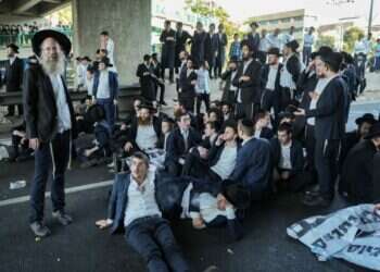 מפגינים נגד גיוס חרדים חוסמים את כביש גהה בשבוע שעבר. צילום: אריק מרמור, פלאש 90